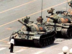 incredible-images-tell-the-story-of-a-photo-of-a-man-who-stood-down-chinese-military-tanks
