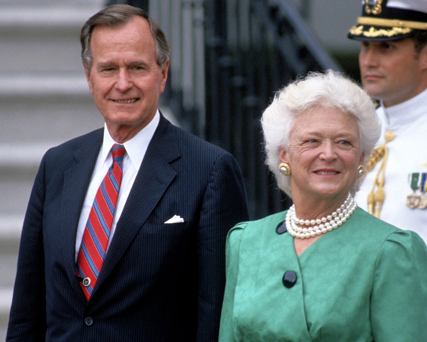 Жена джорджа буша старшего. Барбара Джордж Буш старший. Джордж Герберт Уокер Буш с женой. Жена Буша младшего. Джордж Буш старший с женой.